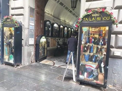 查尔斯国王的16万元雨伞惹关注,纯手工制作,伞柄是整根竹子